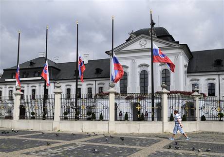 Vlajky na pl erdi vlají ped bratislavským Prezidentským palácem. 