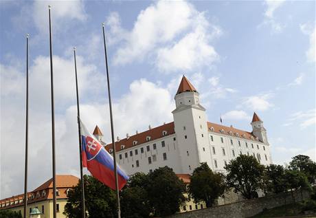 Vlajky na pl erdi vlaj ped Bratislavskm hradem. 