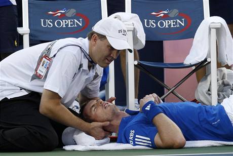 Tenista Andy Murray se regeneruje pi pauze v zpase 3. kola US Open