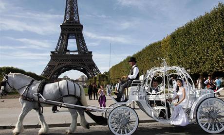 Jet odpoledne jezdili kolem Eiffelovy ve v poklidu svatebané, o chvíli pozdji se policie obávala teroristického útoku