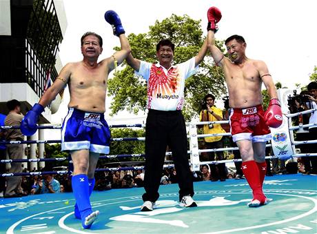 Thajt sentoi udlali z parlamentu ring, aby podpoili kickbox