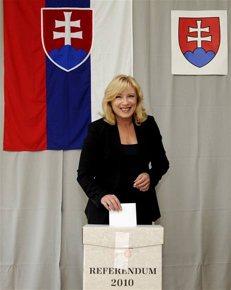 Slovenská premiérka Iveta Radiová hlasuje pi referendu
