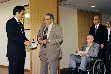 Lester Tenney s japonským ministrem 