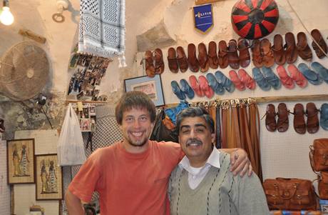 Pavel Janta ve Starm mst jeruzalmskm s palestinskm prodejcem obuvi 