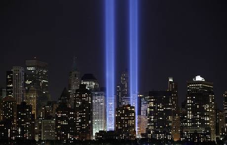 Svteln pamtnk na Ground Zero v New Yorku zmtl ptky