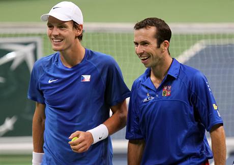 Davis Cup: Srbsko - esko (Tomá Berdych, vlevo, a Radek tpánek)