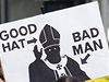 Papeovu návtvu ve Velké Británii provázejí protesty