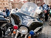 Praský arcibiskup poehnal osmdesáti motorkám len evropského policejního motorkáského srazu Blue Knights (Modí rytíi). 