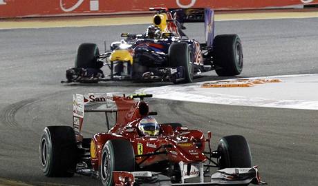 Fernando Alonso ped Sebastienem Vettelem.