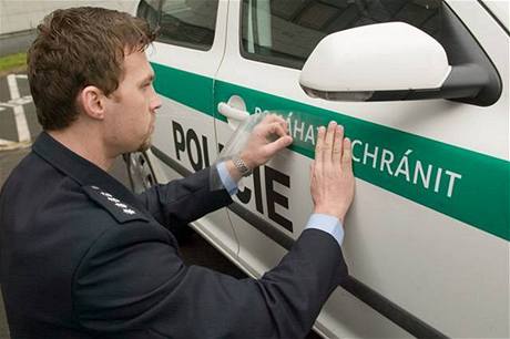 Slogan kampan "Pomáhat a chránit" bude vidt také krom reklamních materiál i na policejních autech. 