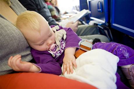 Cestování letadlem s díttem - ilustraní foto.