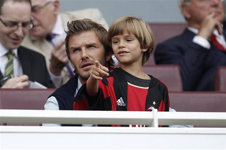 David Beckham se svým synem Romeem sledují fotbalový zápas AC Milan versus Arsenal  .