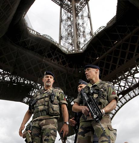 Francouztí policisté a vojáci na hlídce pod Eiffelovkou
