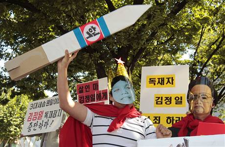 Jihokorejt aktivist s maskami Kima a jeho syna