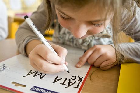 Prváci zkouí nový druh písma s názvem Comenia Script.