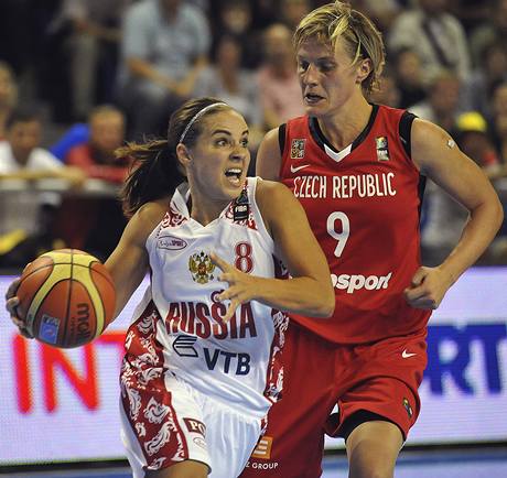 MS v basketbale en: esko - Rusko (vpravo je Hana Horáková)