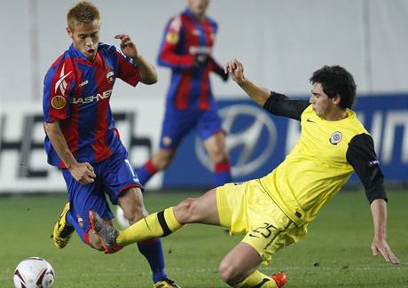 CSKA Moskva - AC Sparta Praha (Keisuke Honda, vlevo, a Lubo Huek)