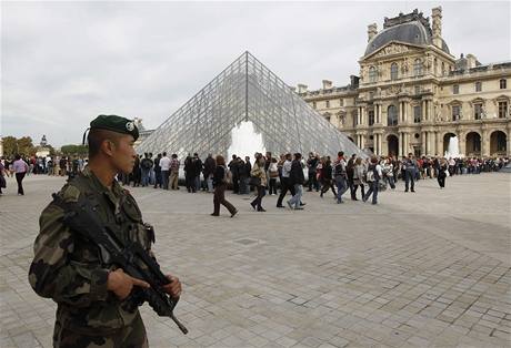 Francouzský voják hlídkuje ped muzeem Louvre.