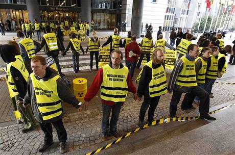 Aktivist Greenpeace pinesli europoslancm 'jadern odpad'