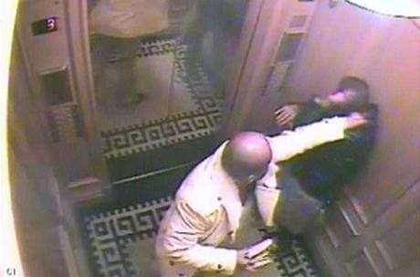 Saúdský princ (v bílém) bije svého sluhu. Zábry z bezpenostních kamer ve výtahu.