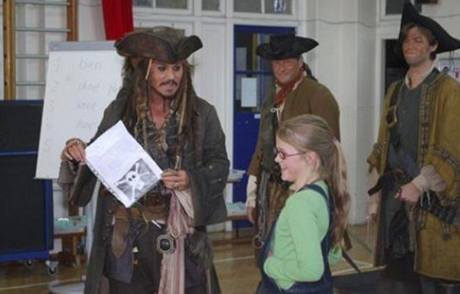 Johnny Depp okoval dívenku. Navtívil ji ve kole jako pirát