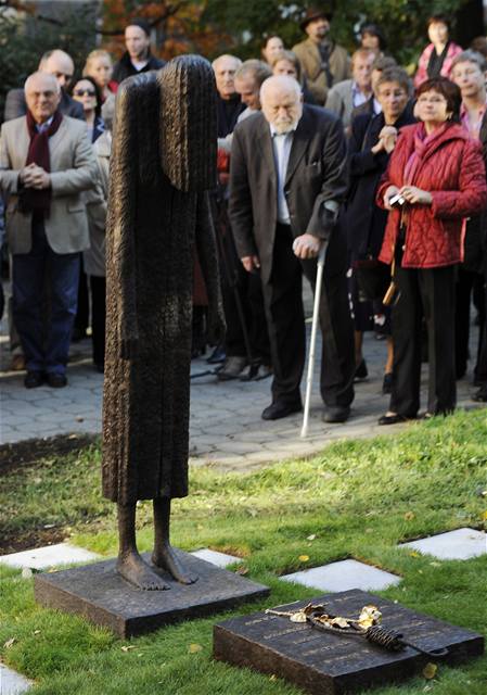 Pomnk Milad Horkov byl slavnostn odhalen 10. jna v Praze 5 pi pleitosti 60. vro jejho mrt. Na snmku vpravo autor sochy Olbram Zoubek. 