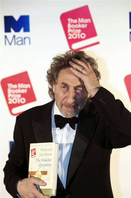 Howard Jacobson získal preziní Man Bookerovu cenu.