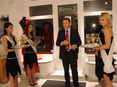 Milan Richter pi slavnostím otvírání luxusní salon své rodiny.