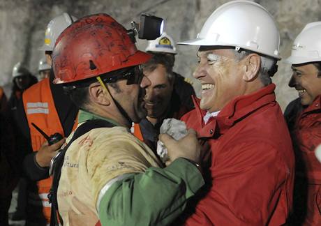Prezident Chile objímá jednoho ze zachránných horník.