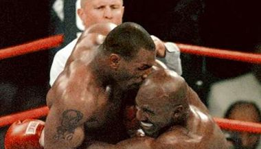 Mike Tyson koue ucho Evanderu Holyfieldovi (rok 1997).