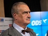 Pedseda TOP 09 Karel Schwarzenberg, v pozadí premiér Petr Neas. 