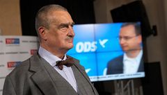 Pedseda TOP 09 Karel Schwarzenberg, v pozadí premiér Petr Neas. 