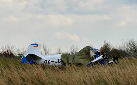 Pi havárii cviného sportovního letadla na letiti v Braanech na Mostecku zahynuli dva mui.