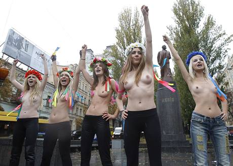Nkolik mladých Ukrajinek v centru Kyjeva demonstrovalo nahoe bez proti návtv ruského premiéra Vladimira Putina na Ukrajin