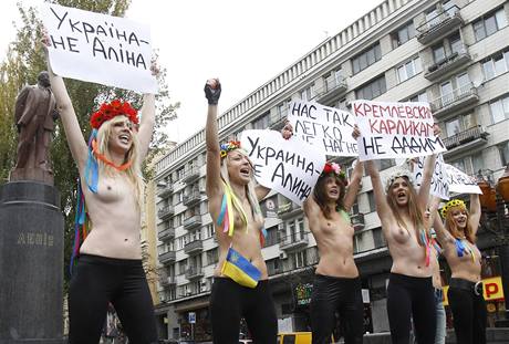 Nkolik mladch Ukrajinek v centru Kyjeva demonstrovalo nahoe bez proti nvtv ruskho premira Vladimira Putina na Ukrajin