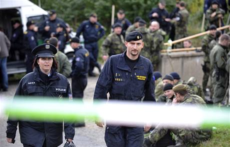 Policisté znovu prohledávají ulici Pod Písenou, kde ped týdnem zmizela devítiletá Anika.