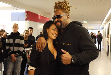 Shannon Briggs s manelkou v nemocnici