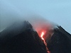 Sopka Merapi zaala znovu chrlit lávu. 