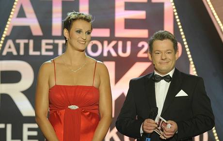 Vyhláení Atleta roku, na pódiu Barbora potáková a moderátor veera Ale Háma.