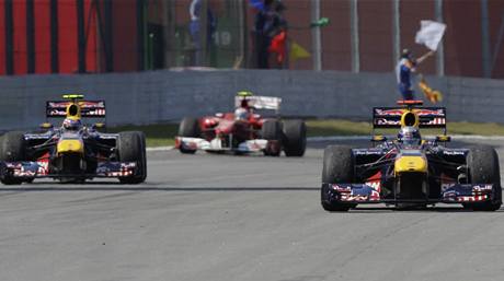 Zleva: Webber, vzadu Alonso, v ele Vettel.
