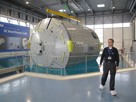 Maketa evropské laboratoe Columbus v 10 metr hlubokém bazénu astronautm umouje nacviovat procházky ve volném kosmu.