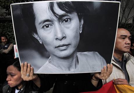 Aktivist s portrtem opozin politiky Do Aun Schan Su ij protestuj ped barmskou ambasdou v Tokiu