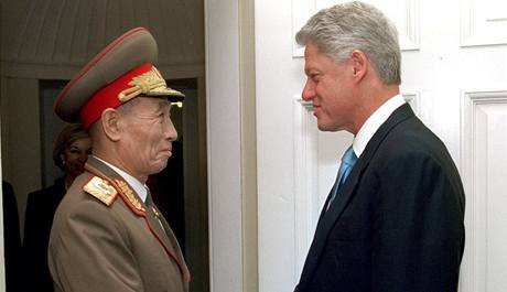 o Mjong-rok s prezidentem Billem Clintonem pi nvtv Washingtonu v roce 2000.