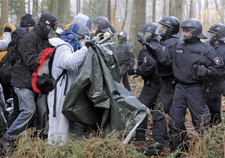 Protijaderní aktivisté se stetli s nmeckou policií.