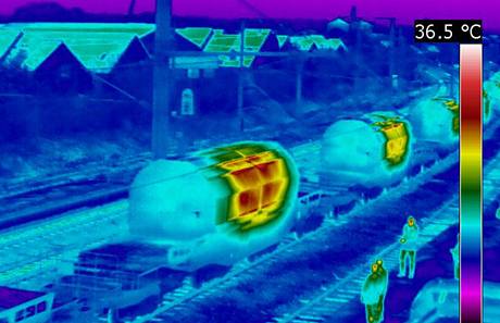 Snímky za pomoci termokamery ve francouzském Valognes ukazují uloení jaderného odpadu ve vagonech, které se vypravily do nmeckého Gorlebenu