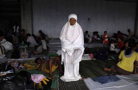 Indonsk ena se modl v provizornm humanitrnm tboe
