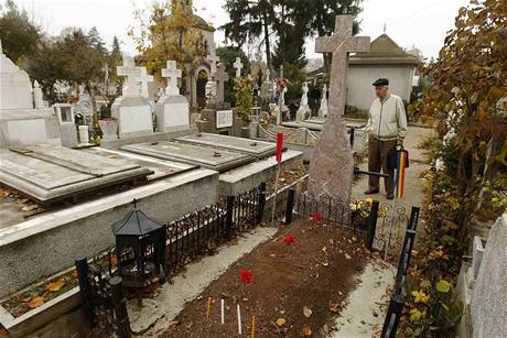 Mu u Ceauescova hrobu v Bukureti