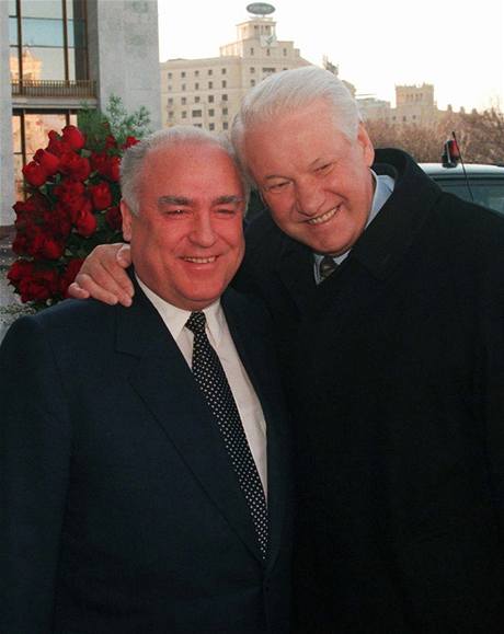 Boris Jelcin s Viktorem ernomyrdinem v roce 1997