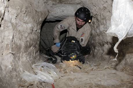 Americký policista v tunelu, který vyuívali paeráci drog