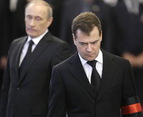 Poheb Viktora ernomyrdina: Vladimir Putin a Dmitrij Medvedv